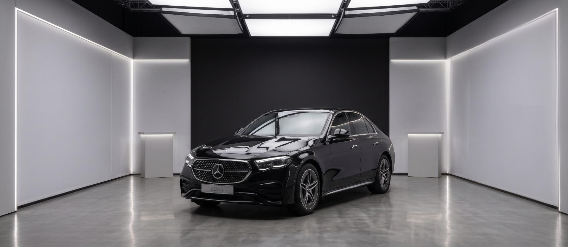 Black executive sedan in the STR Transfer Business Class